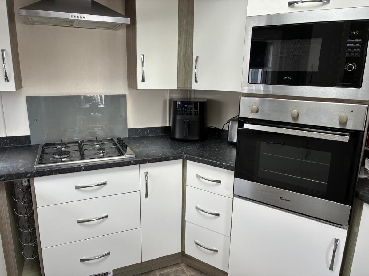 Lovely 6 Berth Lodge With Decking At Lyons Lido Beach, North Wales Ref 24003Kc - Chambres d'hôtes Prestatyn