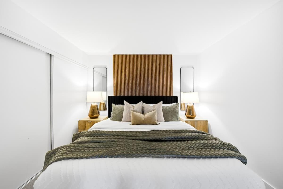 DT Luxury 4BR Home Sleeps 14 with 85 TV & Parking - Bed and Breakfast Toronto