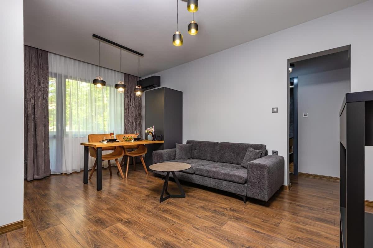 Happy People Plovdiv - Grey 1-BD Apartment by Flat Mаnager - Chambres d'hôtes Plovdiv