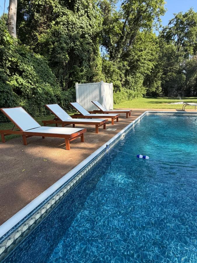 Spacious home with in ground pool in Russellville - B&B Russellville