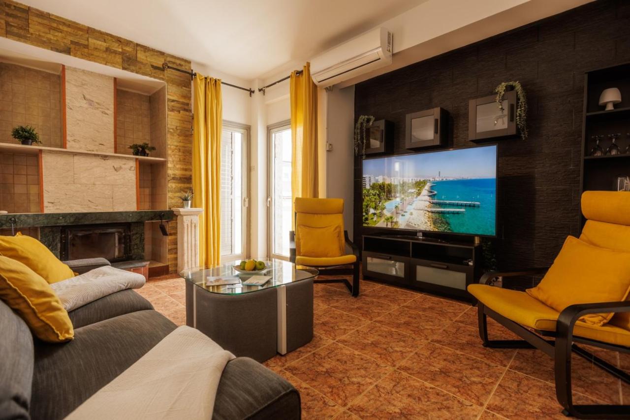 Central, Homely & Bright Gem with Balcony, Fast WiFi & Workspace by The Front Desk - B&B Limisso