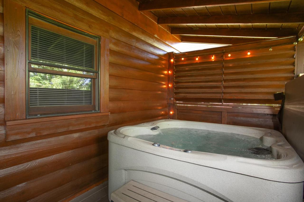 Moose Tracks Lodge Hot Tub Arcade Board Games - B&B Pigeon Forge