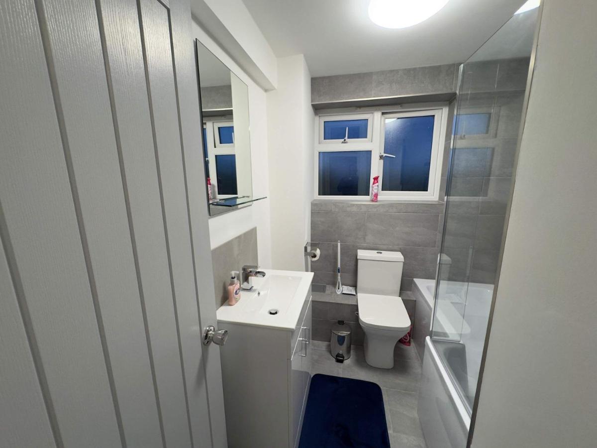 Stylish 2BR, Fast Wifi with balcony - B&B Londra