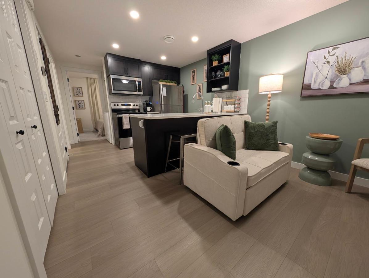 Modern 2BR Calgary Suite AC Self Check-In - B&B Calgary