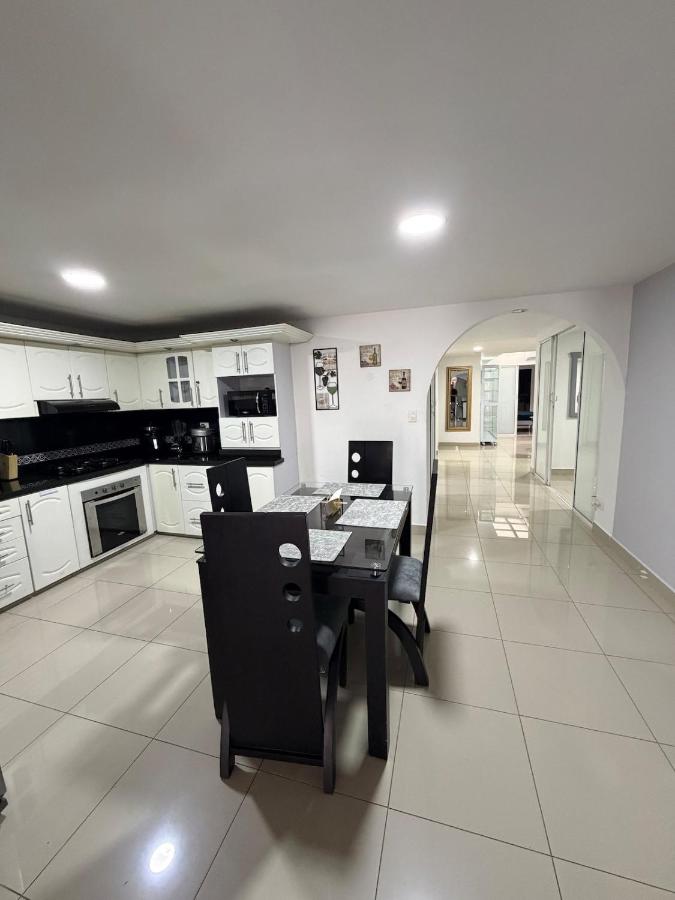 Casa amplia-4habitaciones-cerca al metro y estadio - B&B Medellín