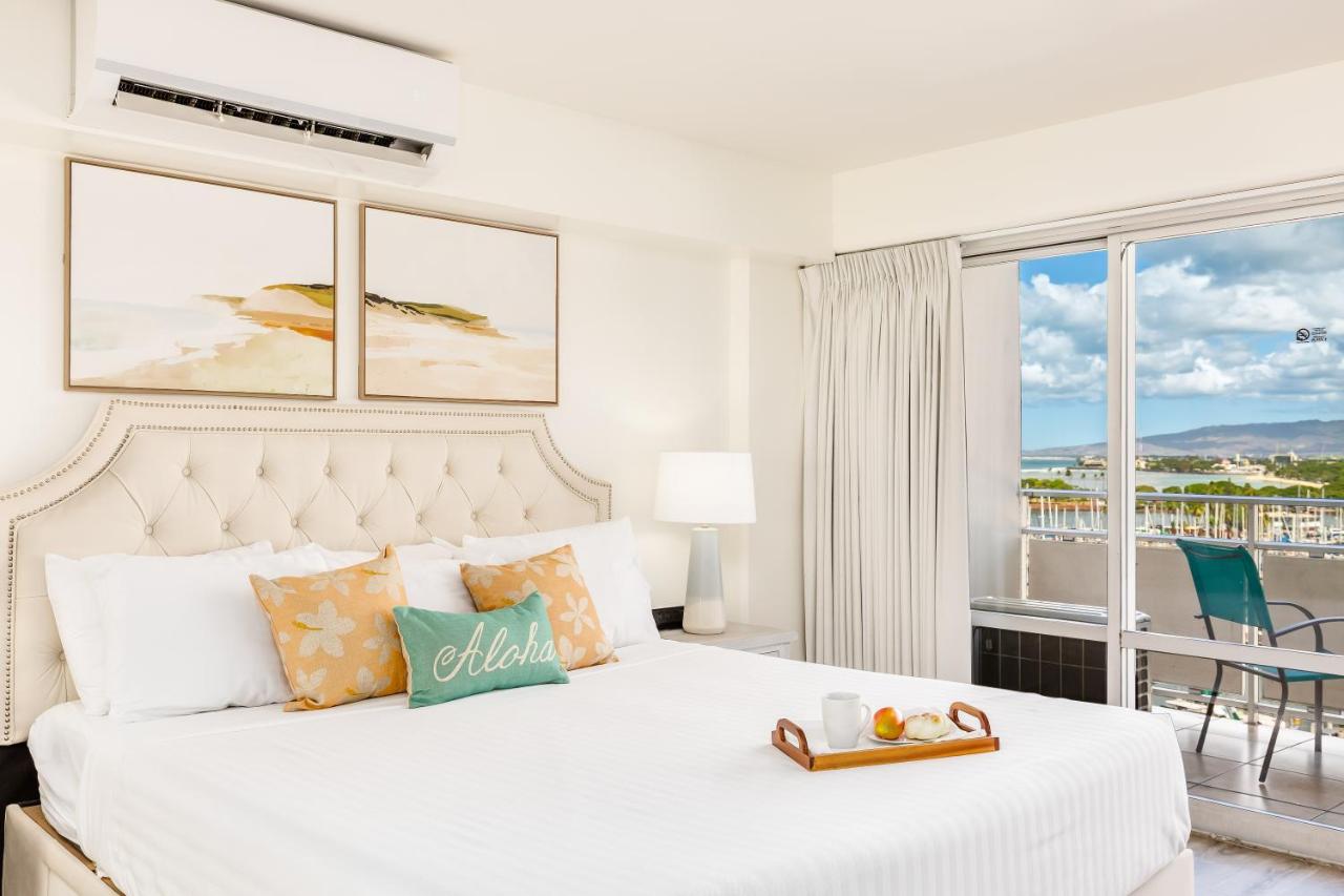 Ocean-Marina Sunset Views Condo with Full Kitchen at Ilikai Hotel by Beach - Bed and Breakfast Honolulu