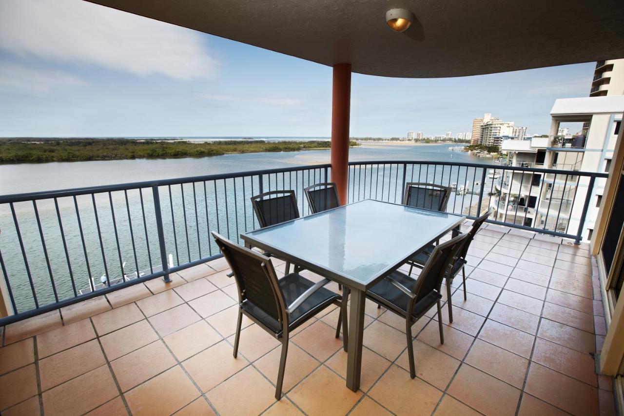 Three-Bedroom Apartment with River View (1 Queen and 4 Single Beds)
