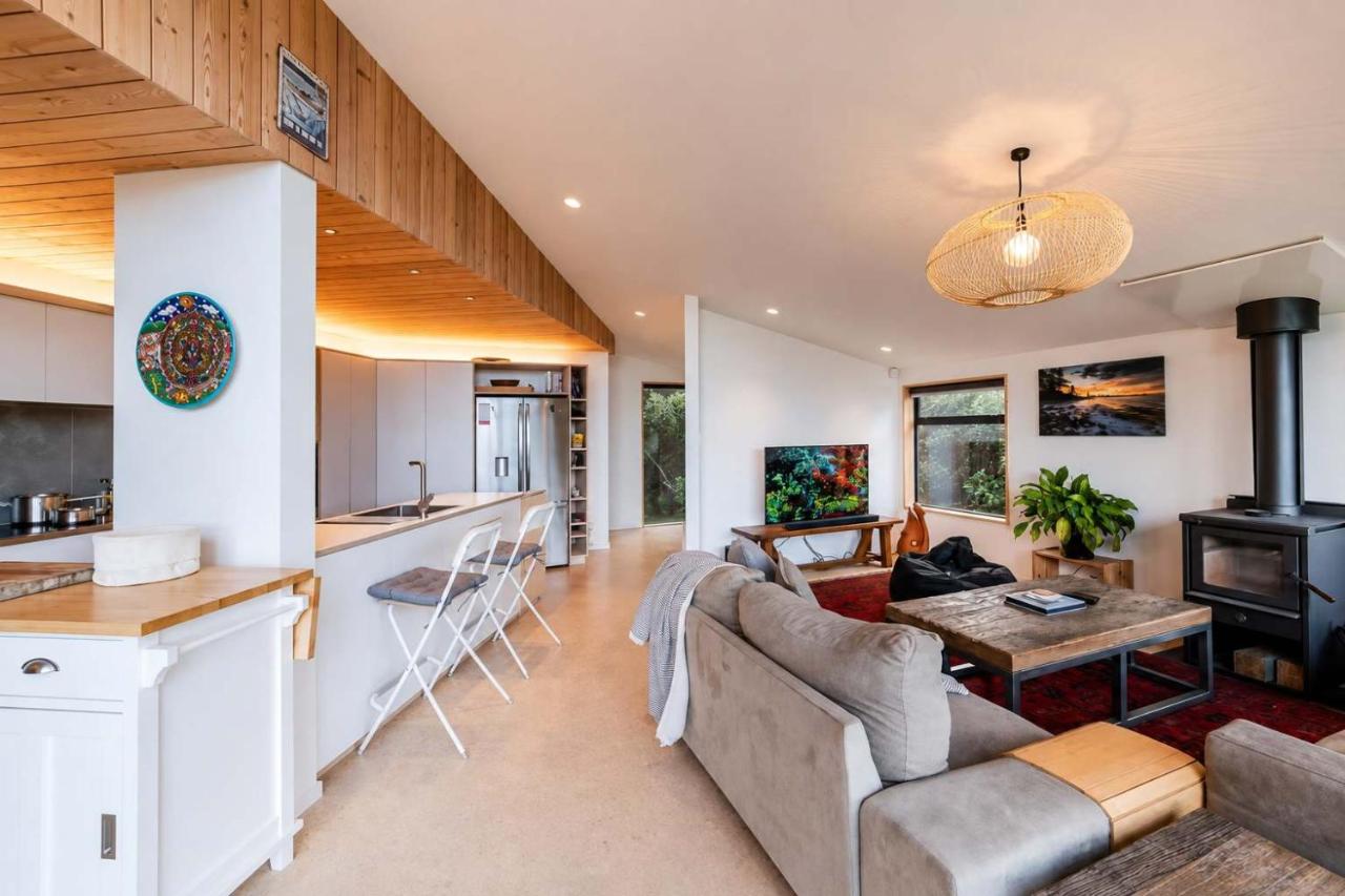 Ocean Views at Rapanui Lodge- 4BR Gem with Parking - B&B Christchurch