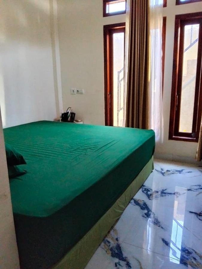 Joshua Guest House - B&B Labuan Bajo