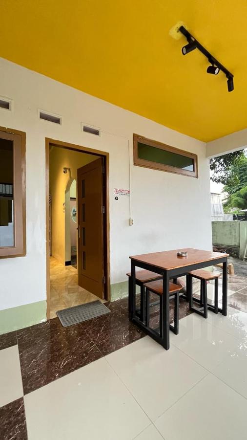 Penginapan Simple Homestay Masohi - B&B Hururu