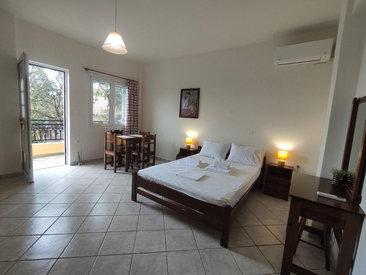 Eleni's sunny double room with balcony - B&B Agía Kyriakí