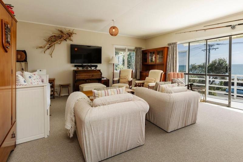 Oakura Beachfront Epic Views & Close to Everything! - B&B Oakura