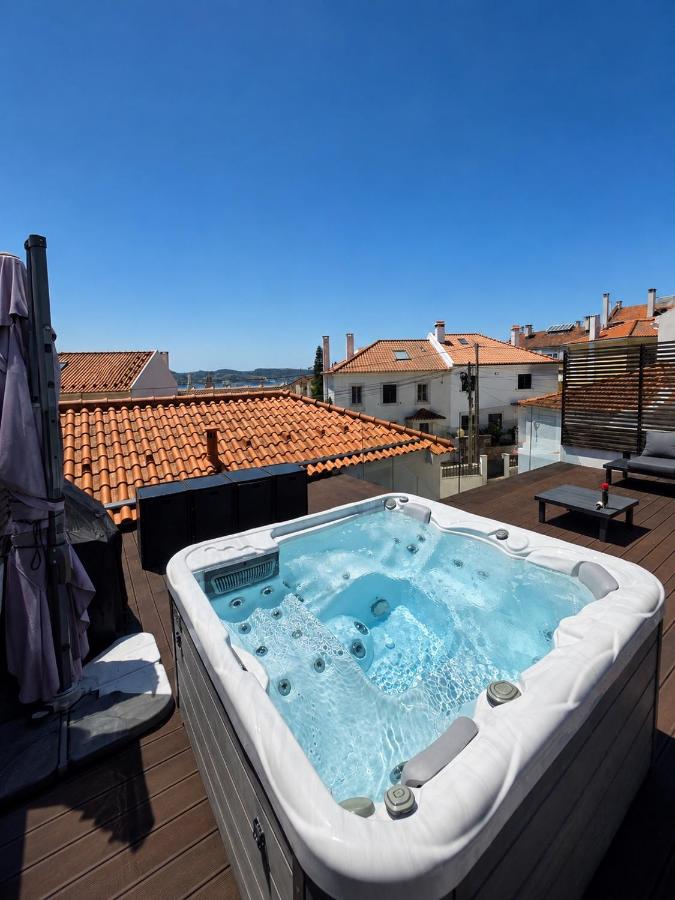Luxury house, Private Rooftop Jacuzzi with view on Tagus & Monuments - B&B Lisbona