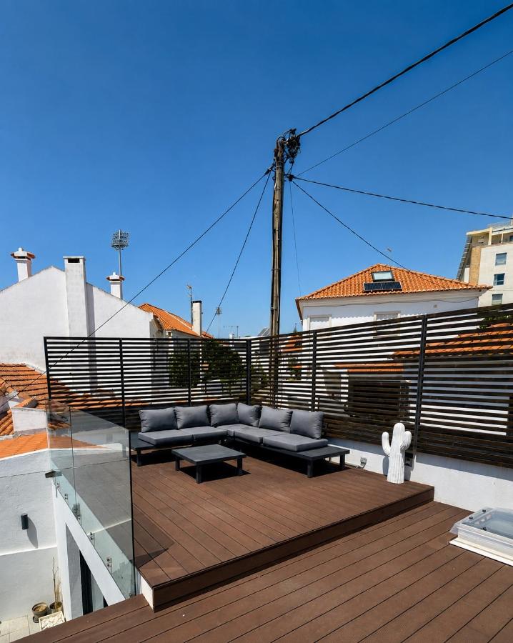 Luxury house, Private Rooftop Jacuzzi with view on Tagus & Monuments - B&B Lisbona