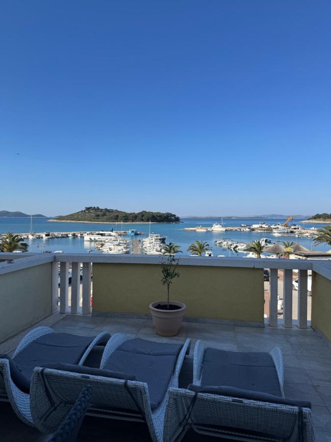 Deluxe tweepersoonskamer met balkon en uitzicht op zee