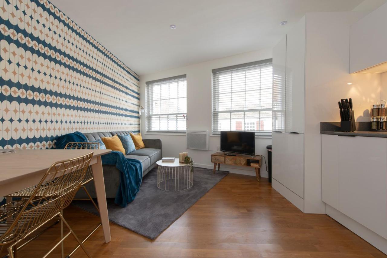 Airy One Bedroom Flat - Prime Location - Chambres d'hôtes Staines