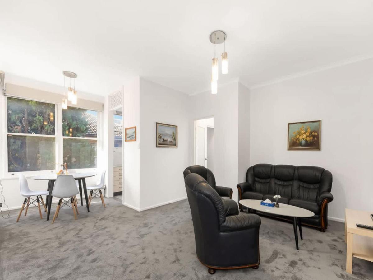 Sunny 2BR Family Unit - Walk to Beach and Shops - Chambres d'hôtes Sydney