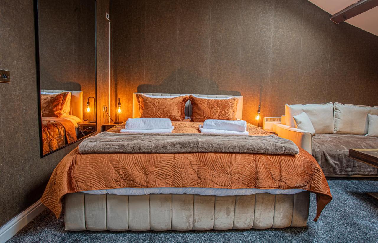 Starfall Designer Studio - Super King Bed - Lift - B&B Halifax
