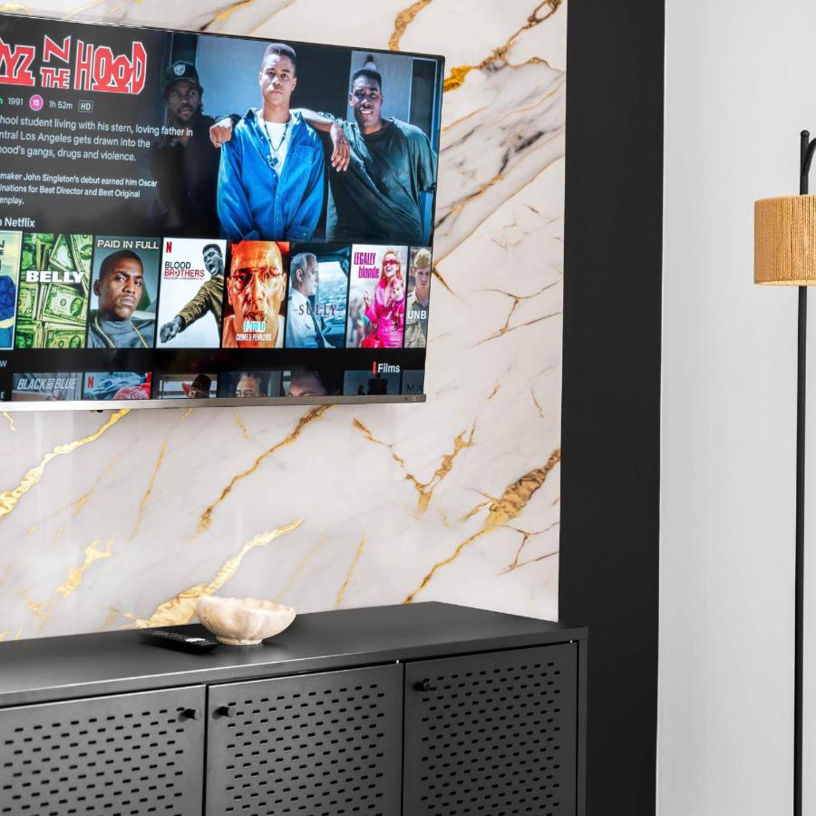 Stylish Two-Bedroom Apartment - Juliet Balcony - Parking - Netflix 419S - Chambres d'hôtes Birmingham