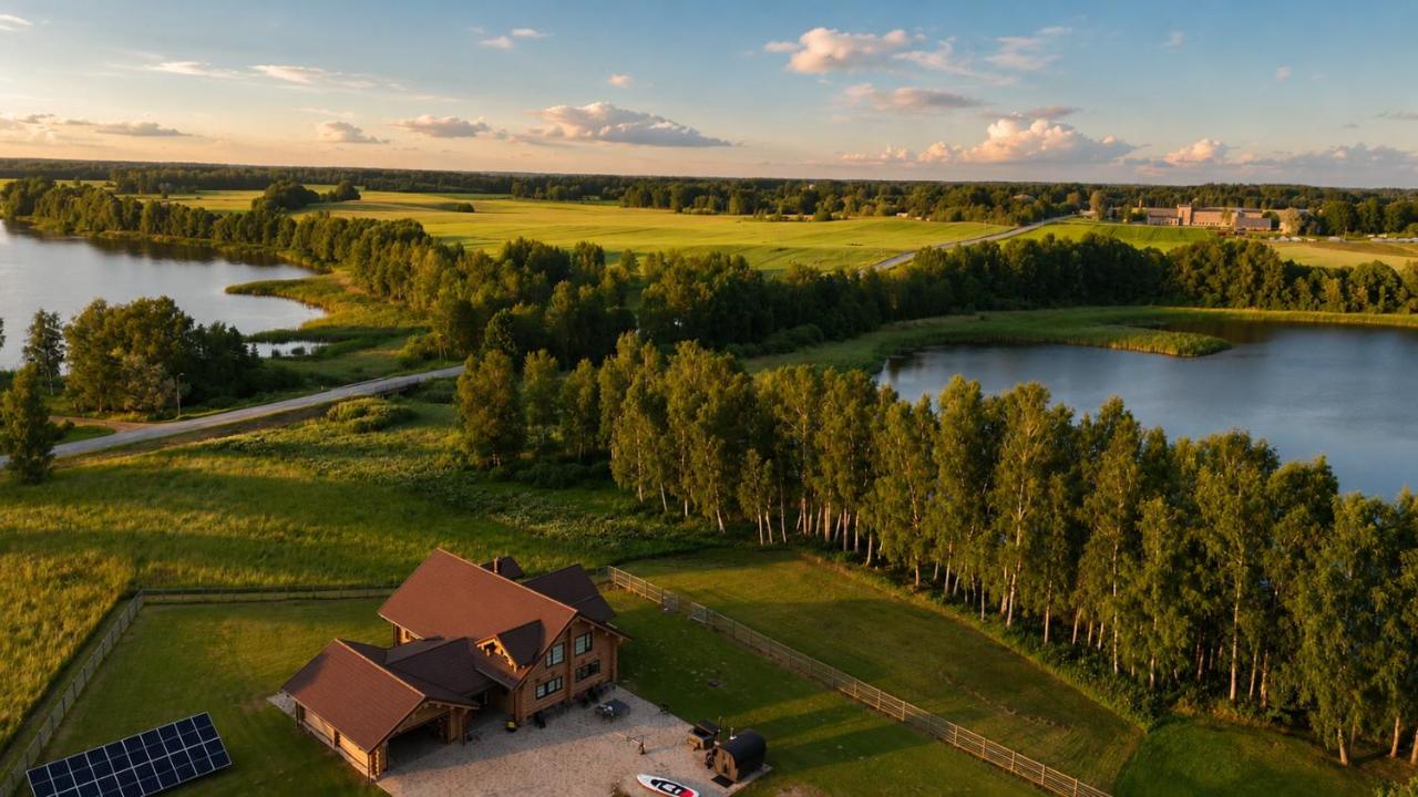 Private lakeside holiday house with fireplace, sauna, hot tub - Ezernams Dzintars - B&B Valdemārpils
