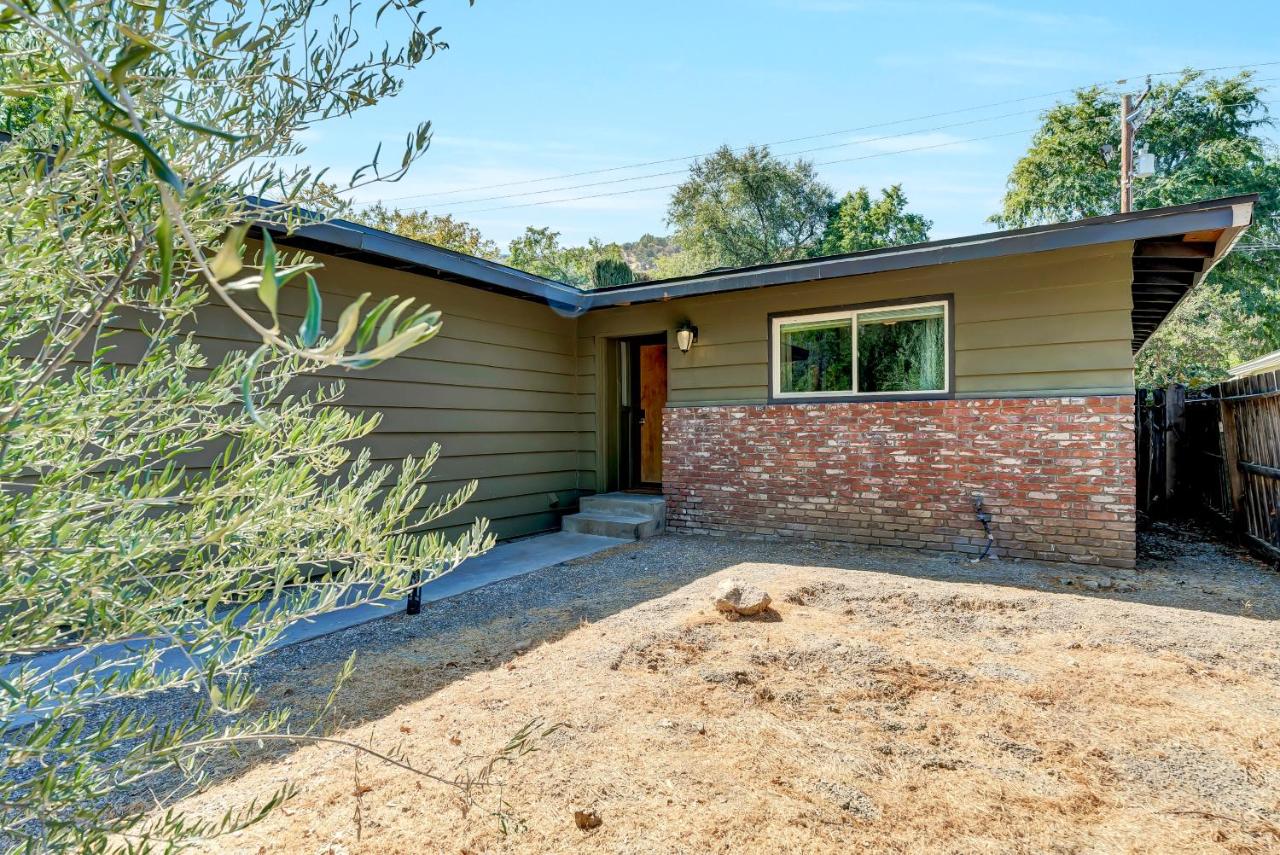 Family & Dog Friendly, Fire Pit, 8 miles to Park - Bed and Breakfast Three Rivers