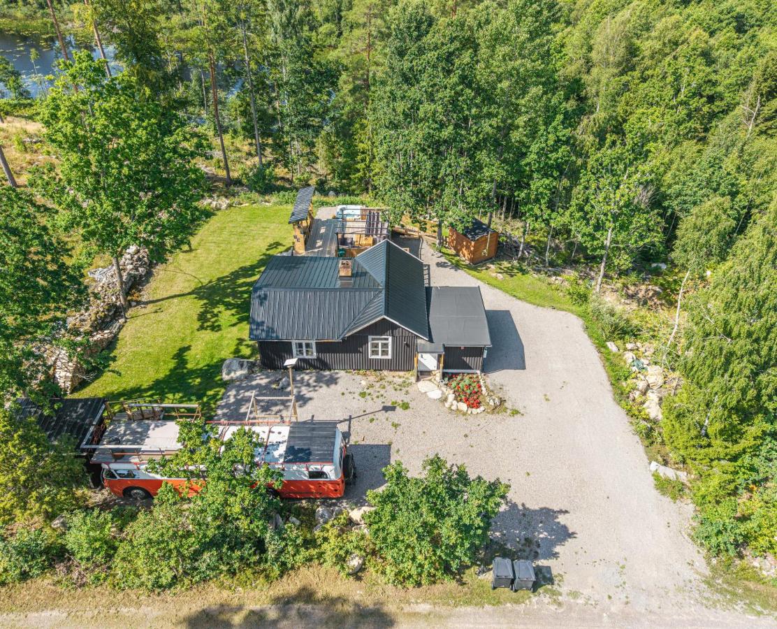 Unique Lakehouse and Retro Bus Stay - B&B Örsjö