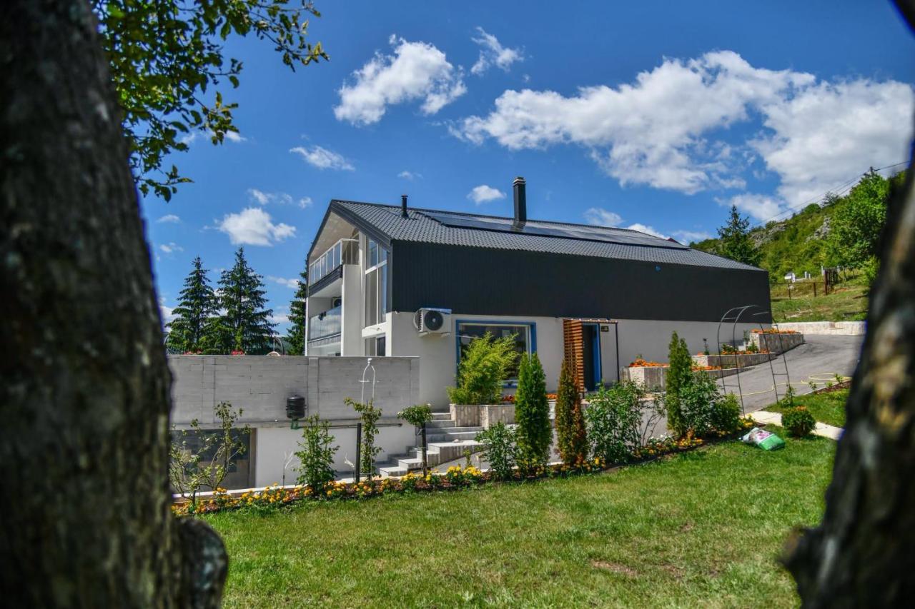 Esmina velika kuca - Bed and Breakfast Prača