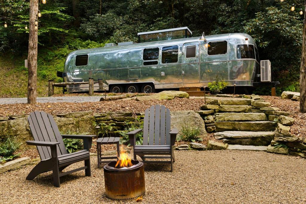 Airstream w Bathtub, River, & Hot Tub - Bed and Breakfast Pisgah Forest