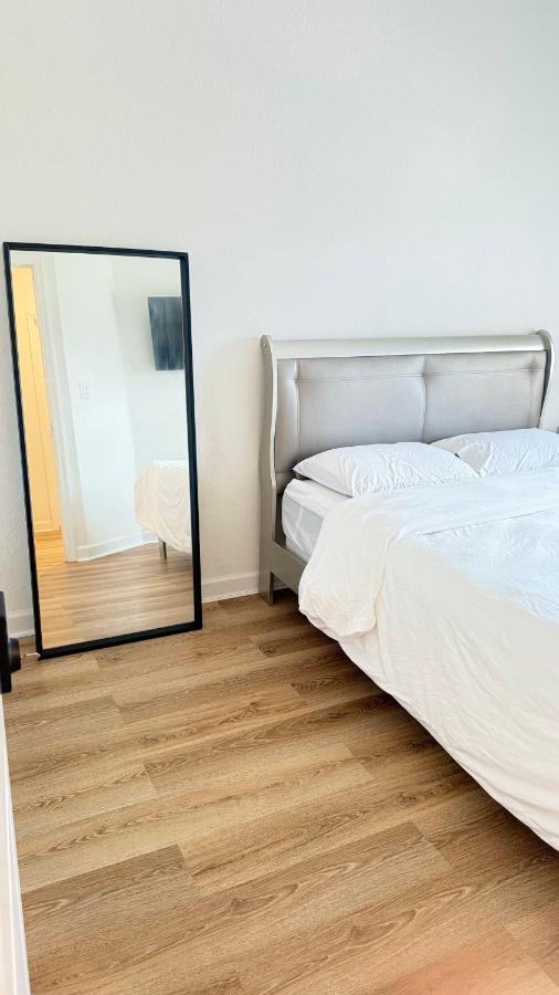 Modern Private Room with Pool & Gym - B&B Miami Shores
