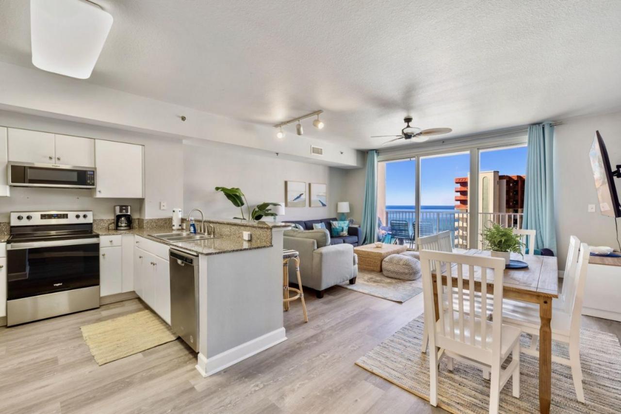 Modern Beachfront Condo on the Beach Sleeps 6 - Bed and Breakfast Panama City Beach