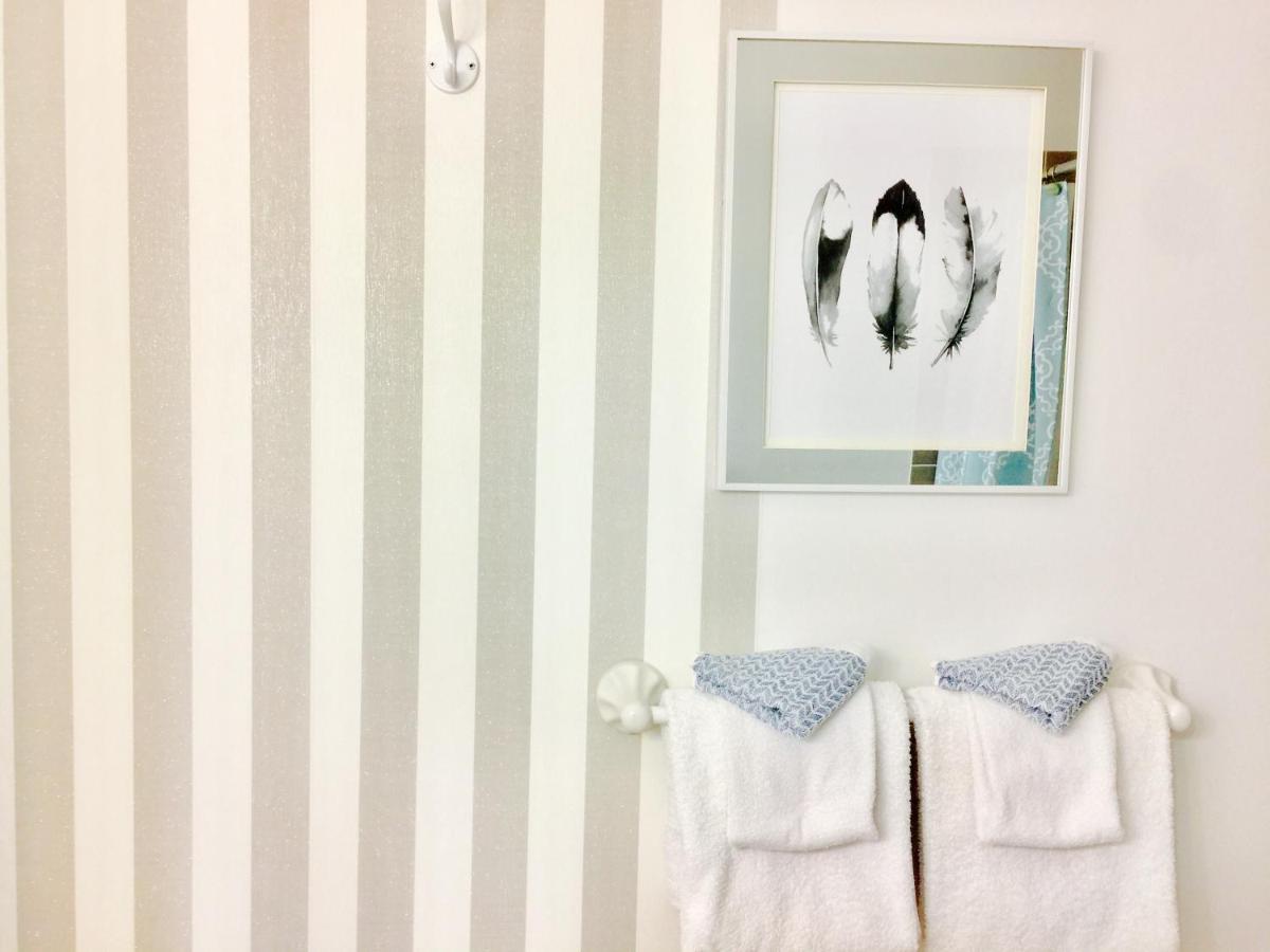 Zimmer mit Queensize-Bett und Whirlpool-Badewanne