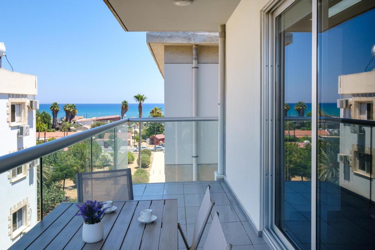 Mackenzie Urban 2 Bedroom Suites - Bed and Breakfast Larnaca