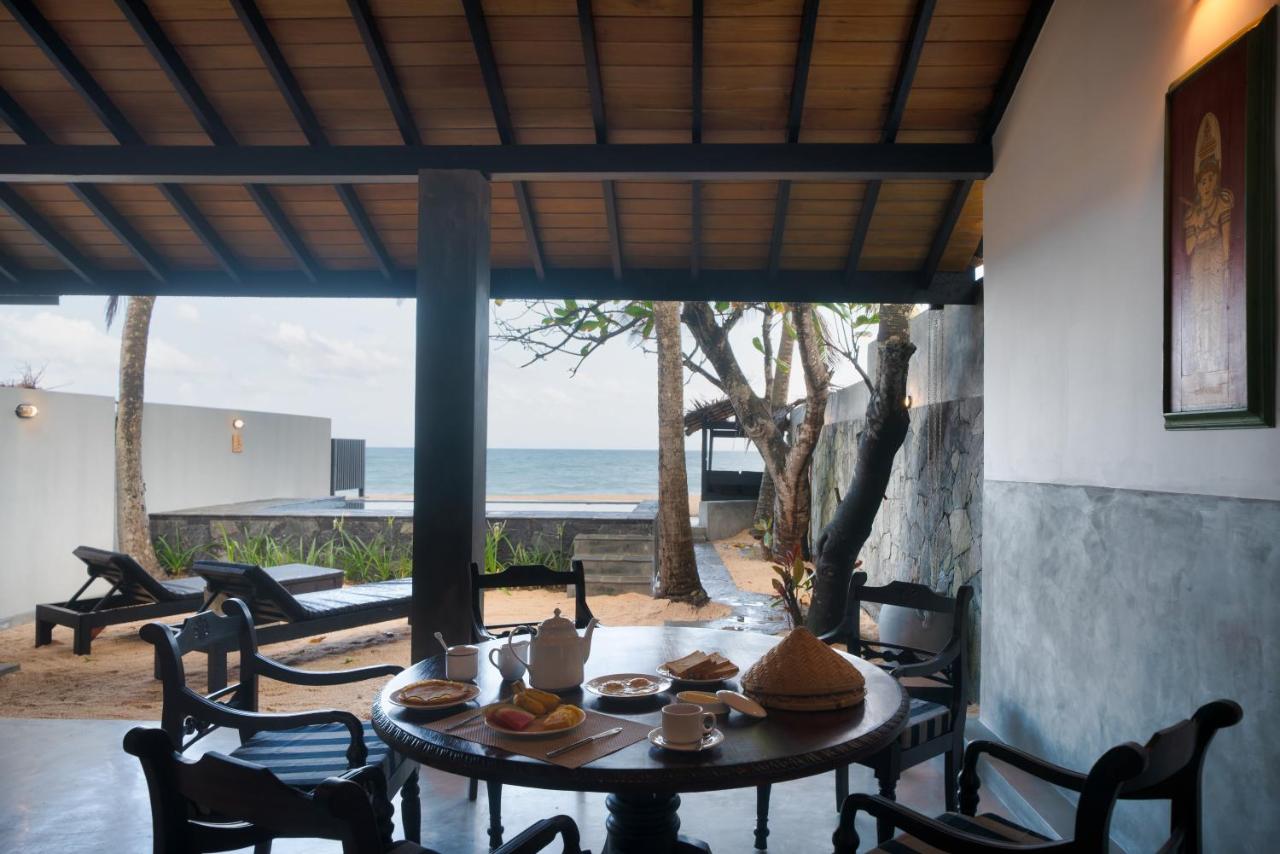 Red Parrot Beach Villa with privat swimming pool - B&B Ambalangoda