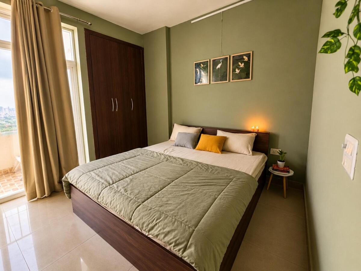 The Elevated Grove -2BHK -Projector -Sunset Views - B&B Greater Noida