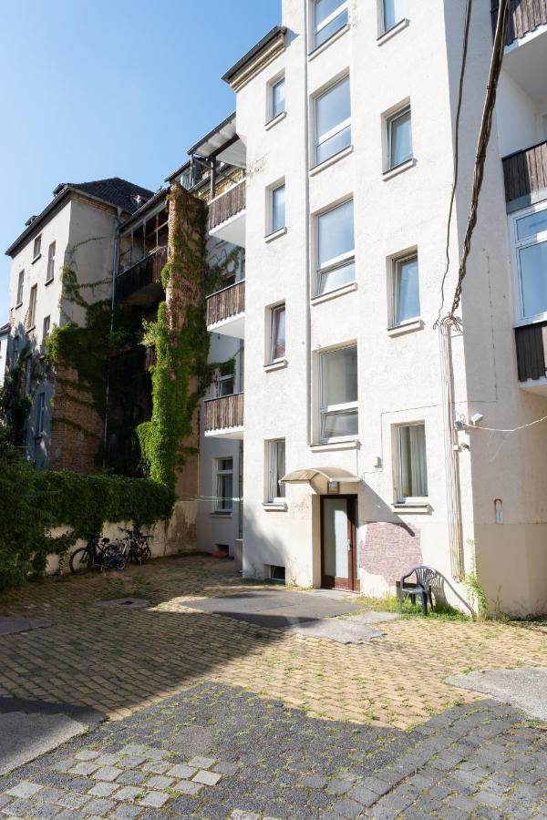 Schöne Altbauwohnung mit 2 privaten Parkplätzen für bis zu 8 Personen im Leipziger Westen - Chambres d'hôtes Leipzig