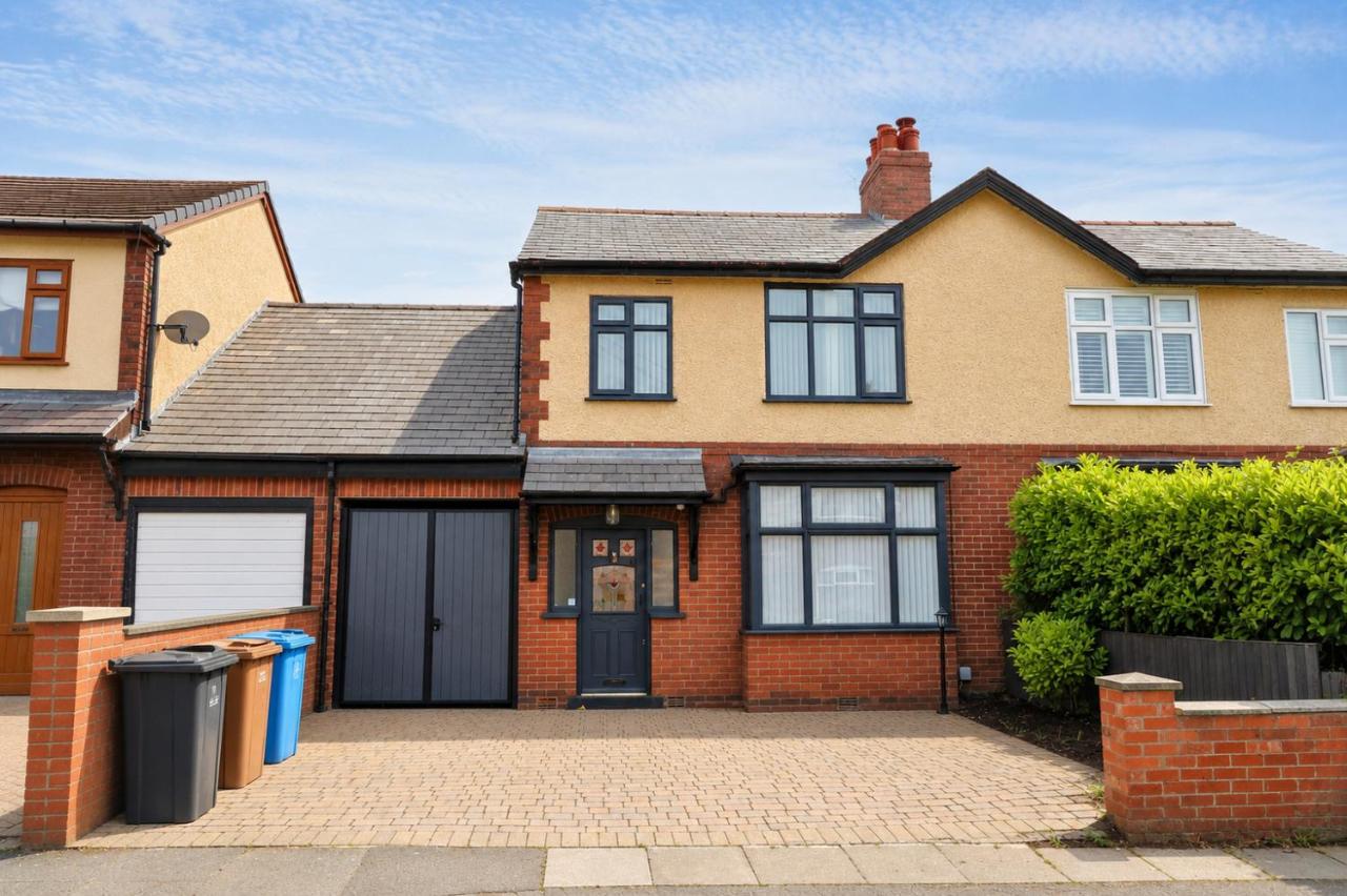 Luxury Group Stay, Hot Tub - Bed and Breakfast Bickershaw