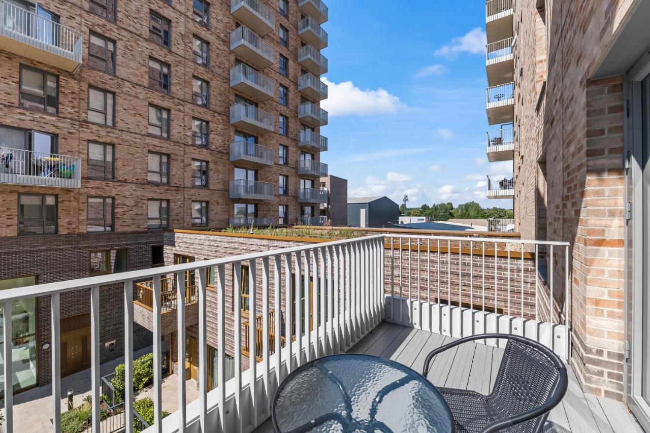 Modern Apt with Balcony - Sleeps 6 - Near Wembley - B&B Harrow