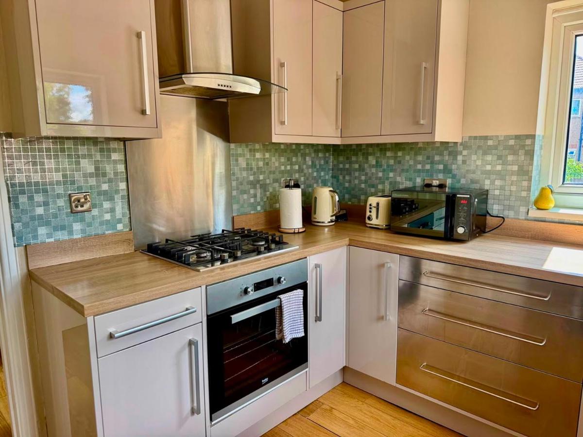 Amanah Properties - Modern 2-Bedroom Home in Harrow for 6 Guests with Free Parking - Chambres d'hôtes Harrow