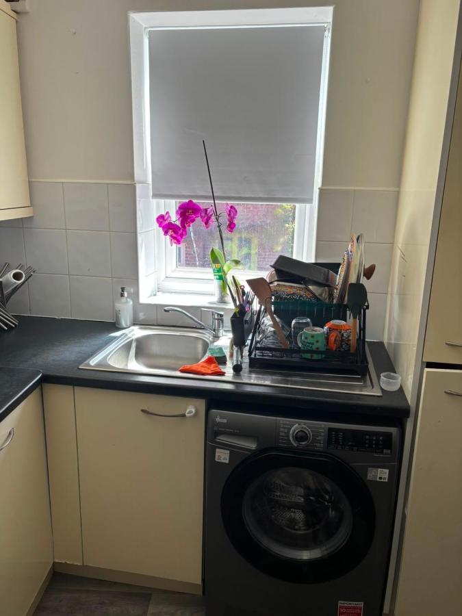 Sunny and Comfortable Studio - Bed and Breakfast Southport