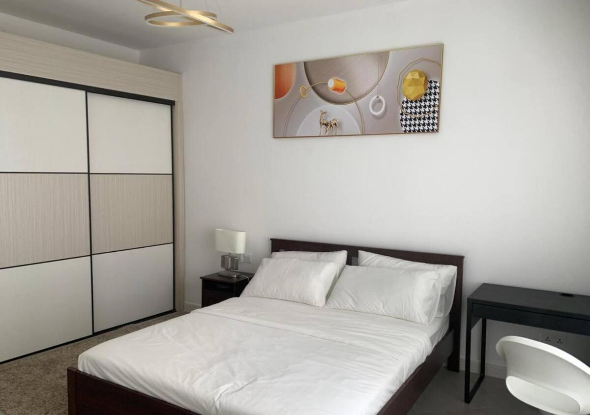 Golf Front Apartment B1, Airconditioned, Furnished , Pickup, 5 minutes Convention Centre - Bed and Breakfast Kigali