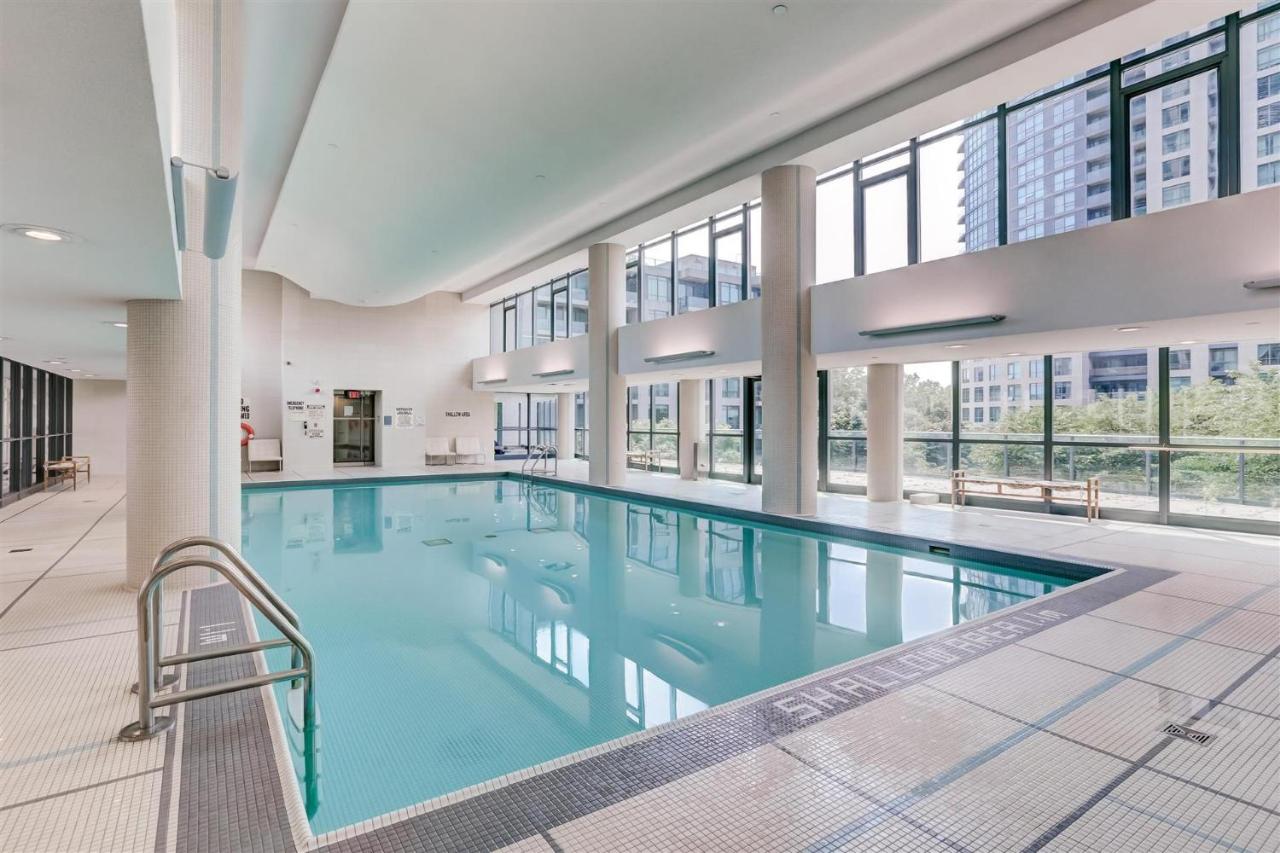 Skyline & Lake Views - Luxury Downtown Suite - Pool - GYM - Hot Tub - Chambres d'hôtes Toronto