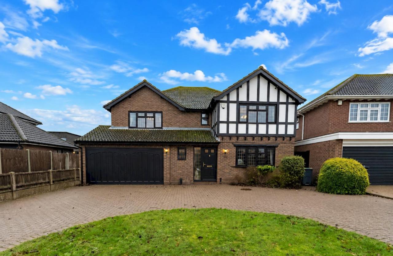 Tudor Style Seafront Home Sea Views Shoebury - Pass the Keys - B&B Southend-on-Sea