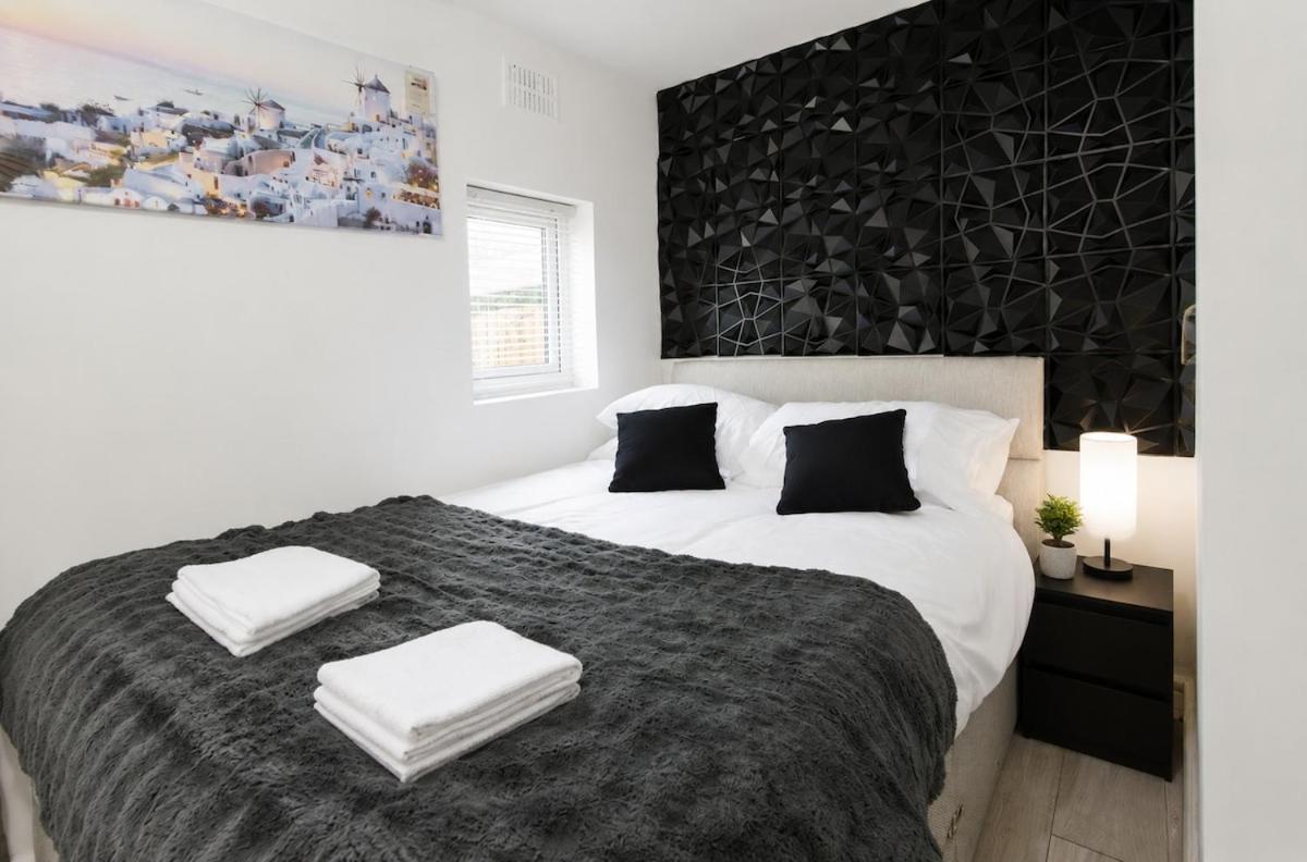 Modern 3 Bedroom London Home - 2 Bathrooms & Free Parking - B&B Londres