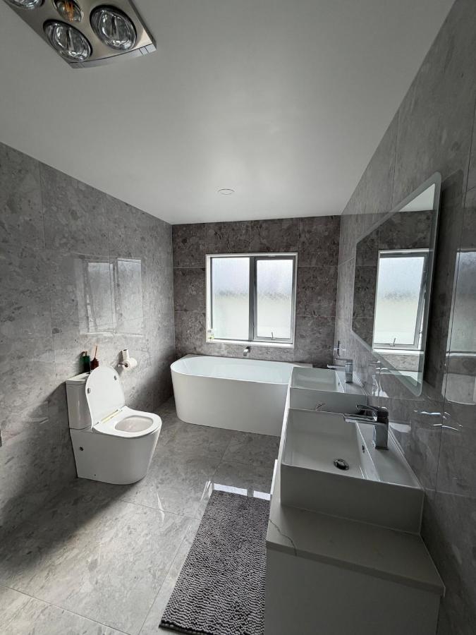 Private 5-6 Bedroom House in Flatbush - Chambres d'hôtes Auckland