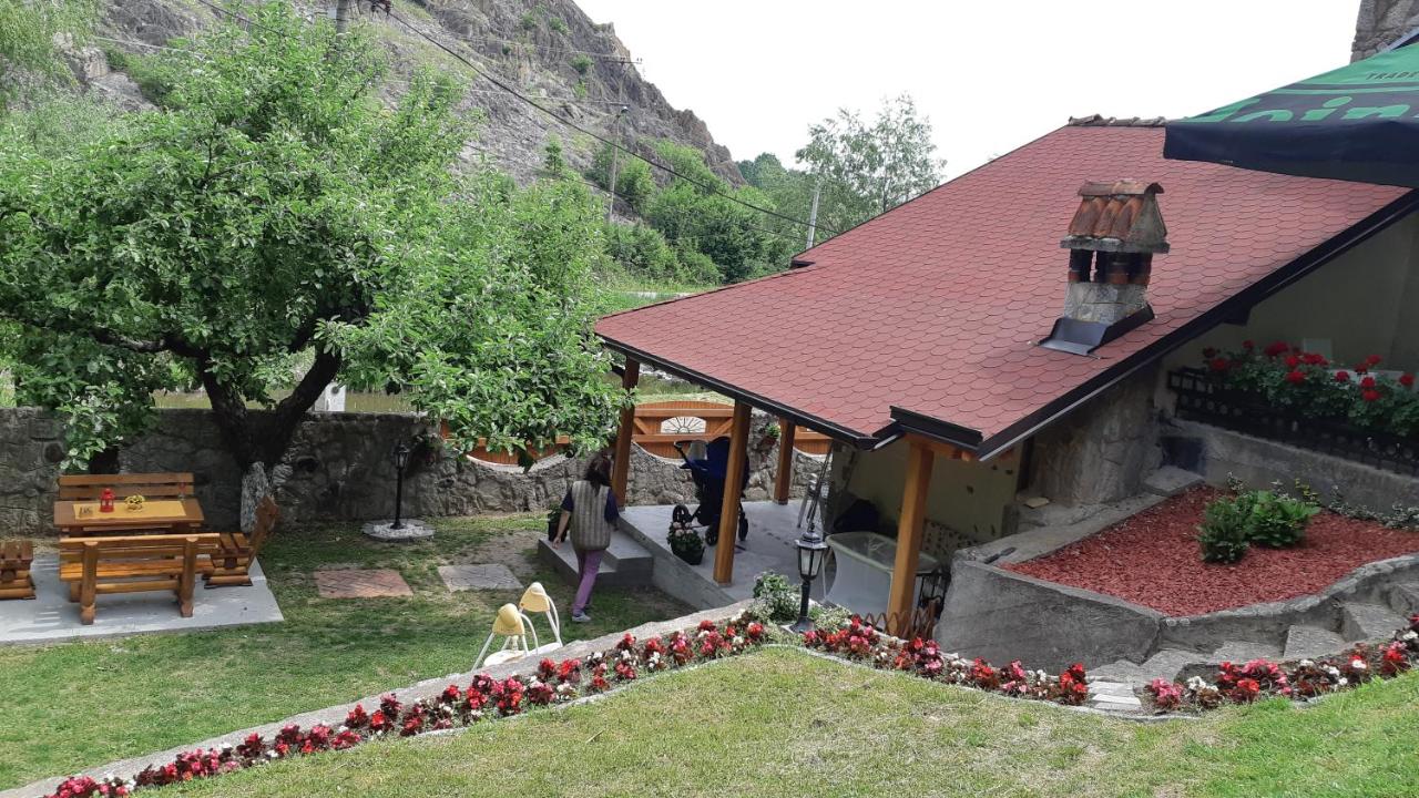 Deda Mrazova kućica - B&B Knić
