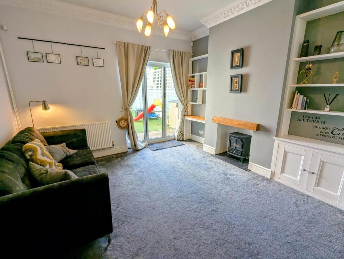 3 Bed House, Shower and 2 Toilets - Chambres d'hôtes Stoke-on-Trent