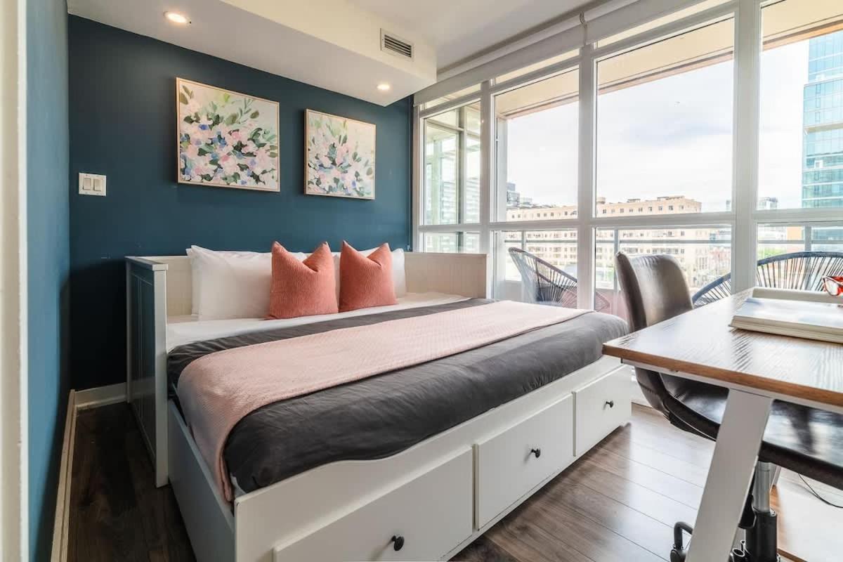 Spacious 3BR Downtown Condo with Free Parking - Ferienwohnung Toronto