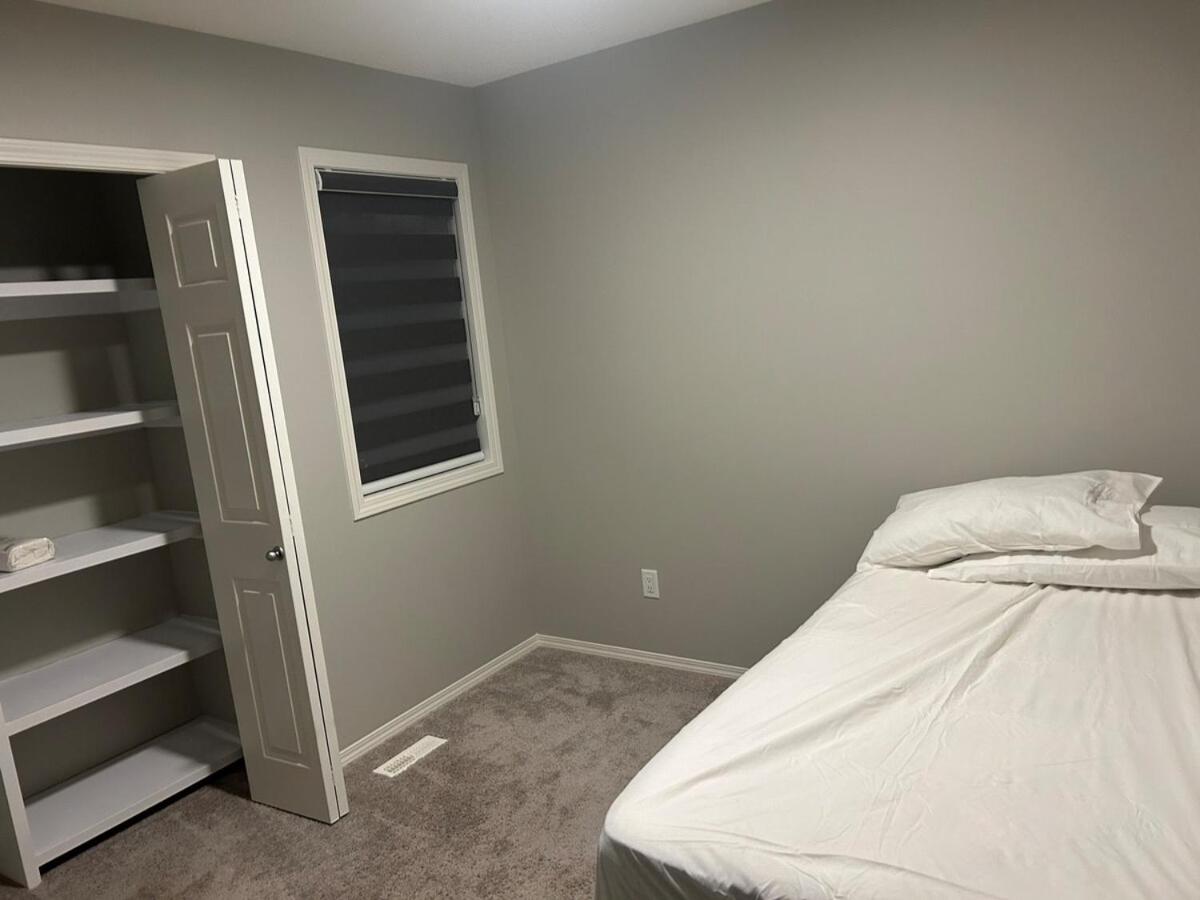 Bedroom Near Edmonton Airport - B&B Edmonton