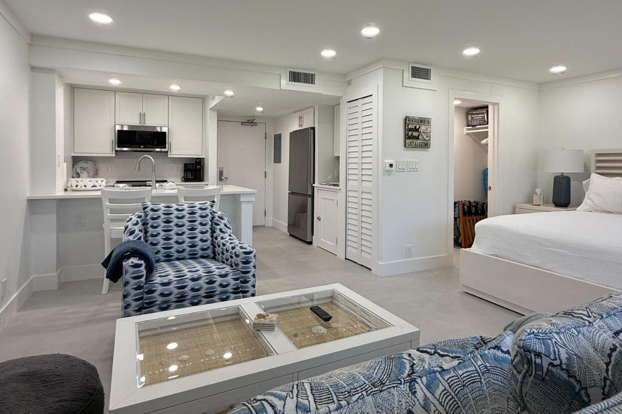 Sanibel Island Studio: Pool Access, Walk to Beach - Chambres d'hôtes Sanibel