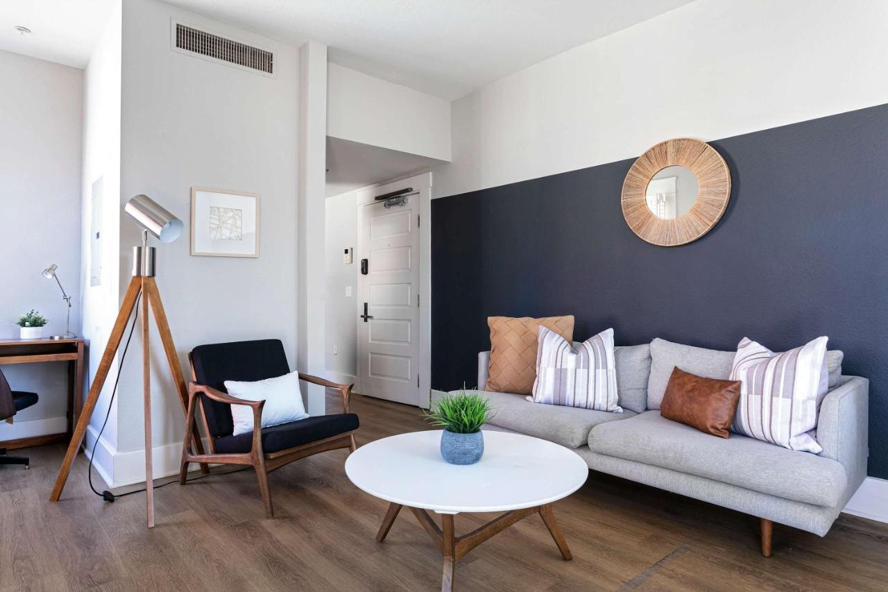 Stylish 2BR Retreat in Vibrant Gaslamp - B&B San Diego